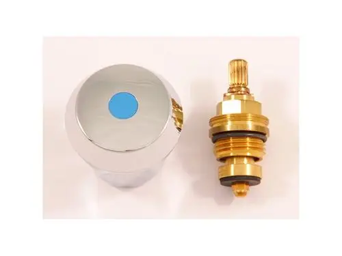 Oberteil für eine Armatur in Chrom-Optik von Ideal Standard, mit einem blauen Element auf der Oberseite und einem goldfarbenen Ventilgehäuse daneben.
